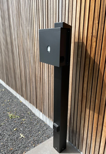 Ladeeda Pole - Alu Black RAL 9005 with Smappee EV Wall adaptor plate and power outlet (LAD-02)